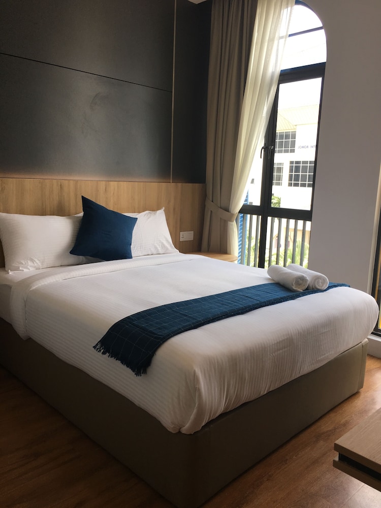 PREMIUM, DOUBLE OR TWIN BED