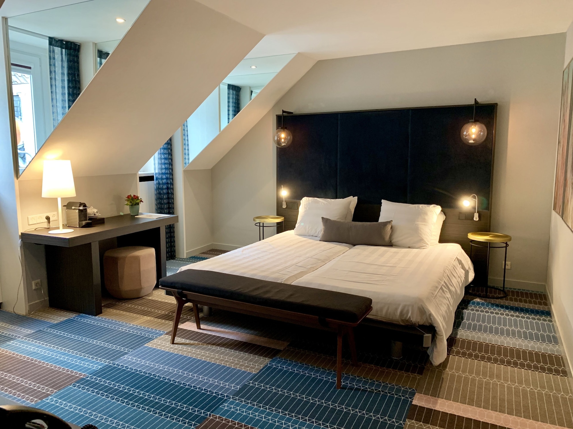 SUITE, TWIN BEDS