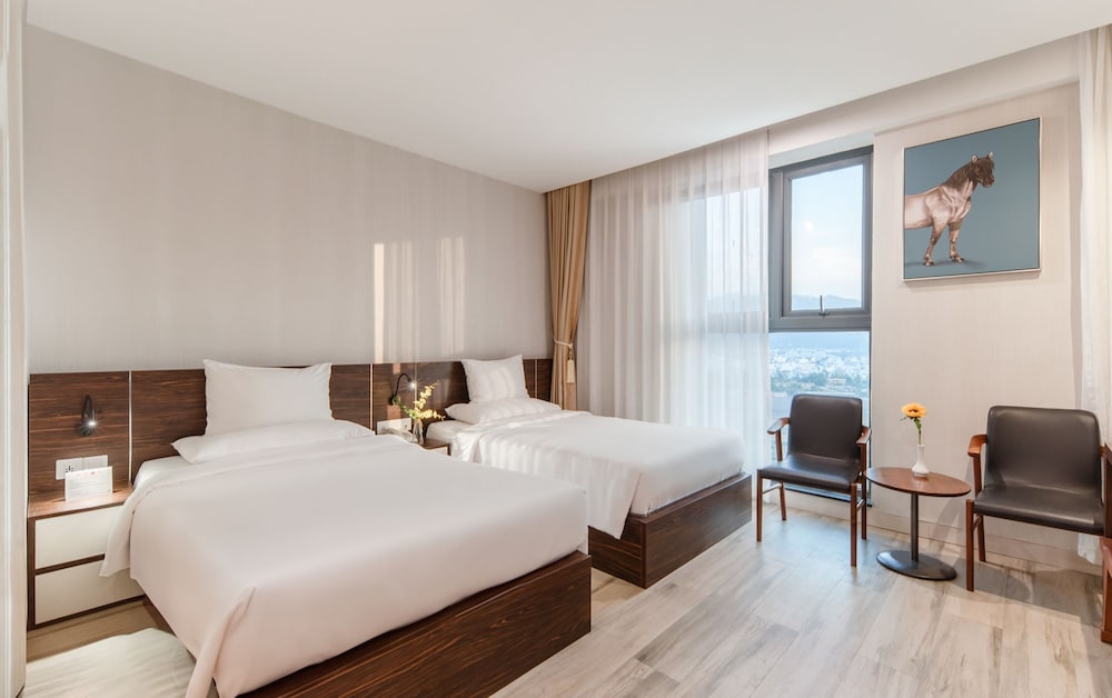 Deluxe Twin City View, Emerald Bay Hotel & Spa Nha Trang 4/10