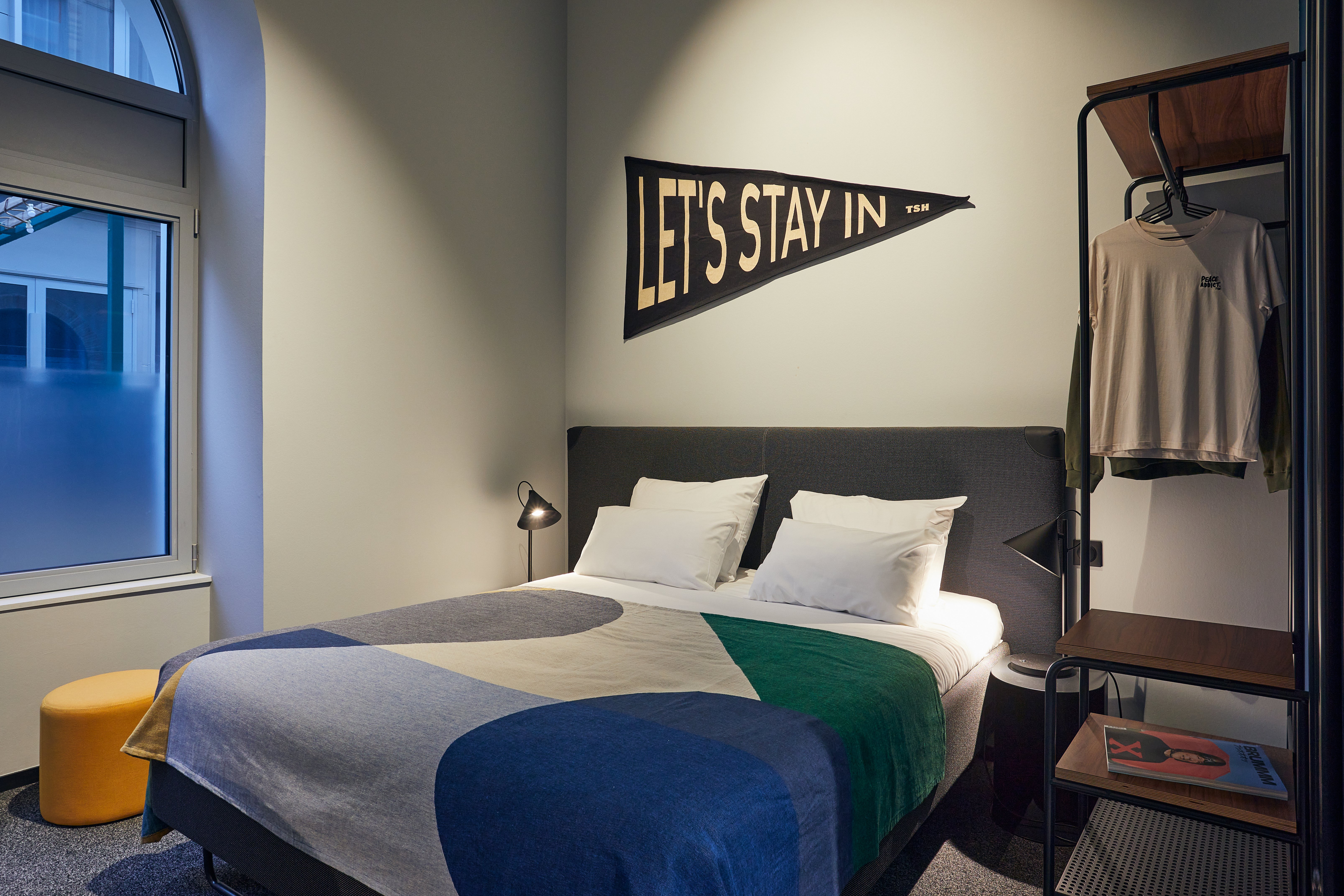 EXECUTIVE, QUEEN BED