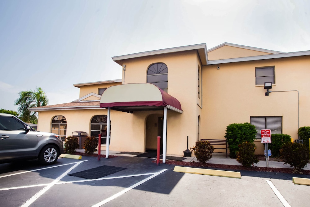 OYO Waterfront Hotel Cape Coral/Fort Myers, FL 40/51