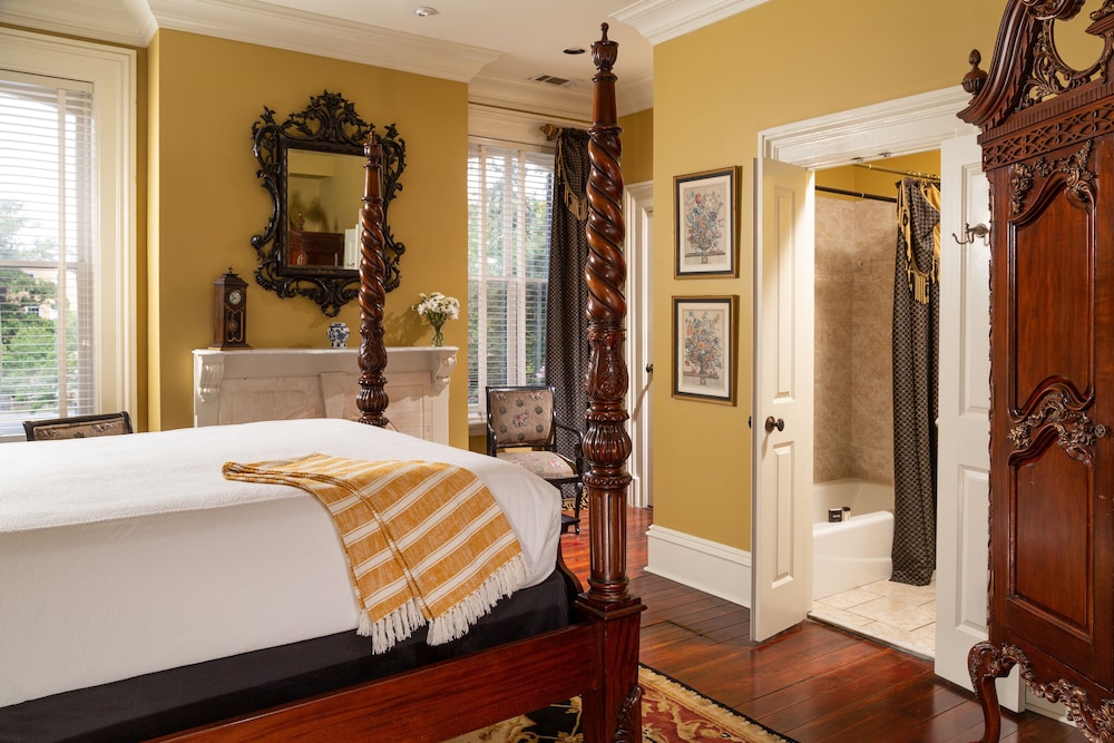 DELUXE, QUEEN BED