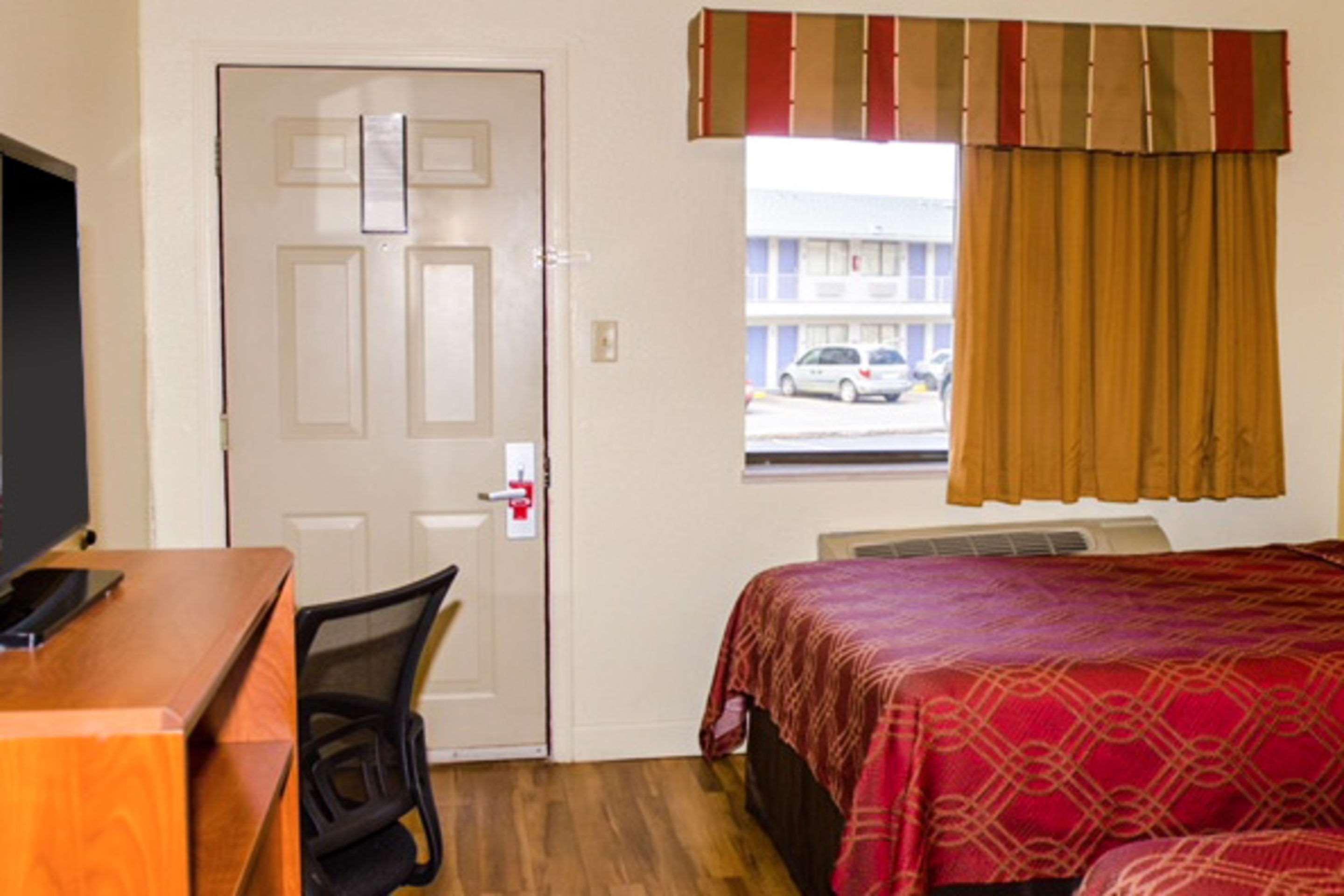 SENIOR, 2 DOUBLE BEDS, SMOKING