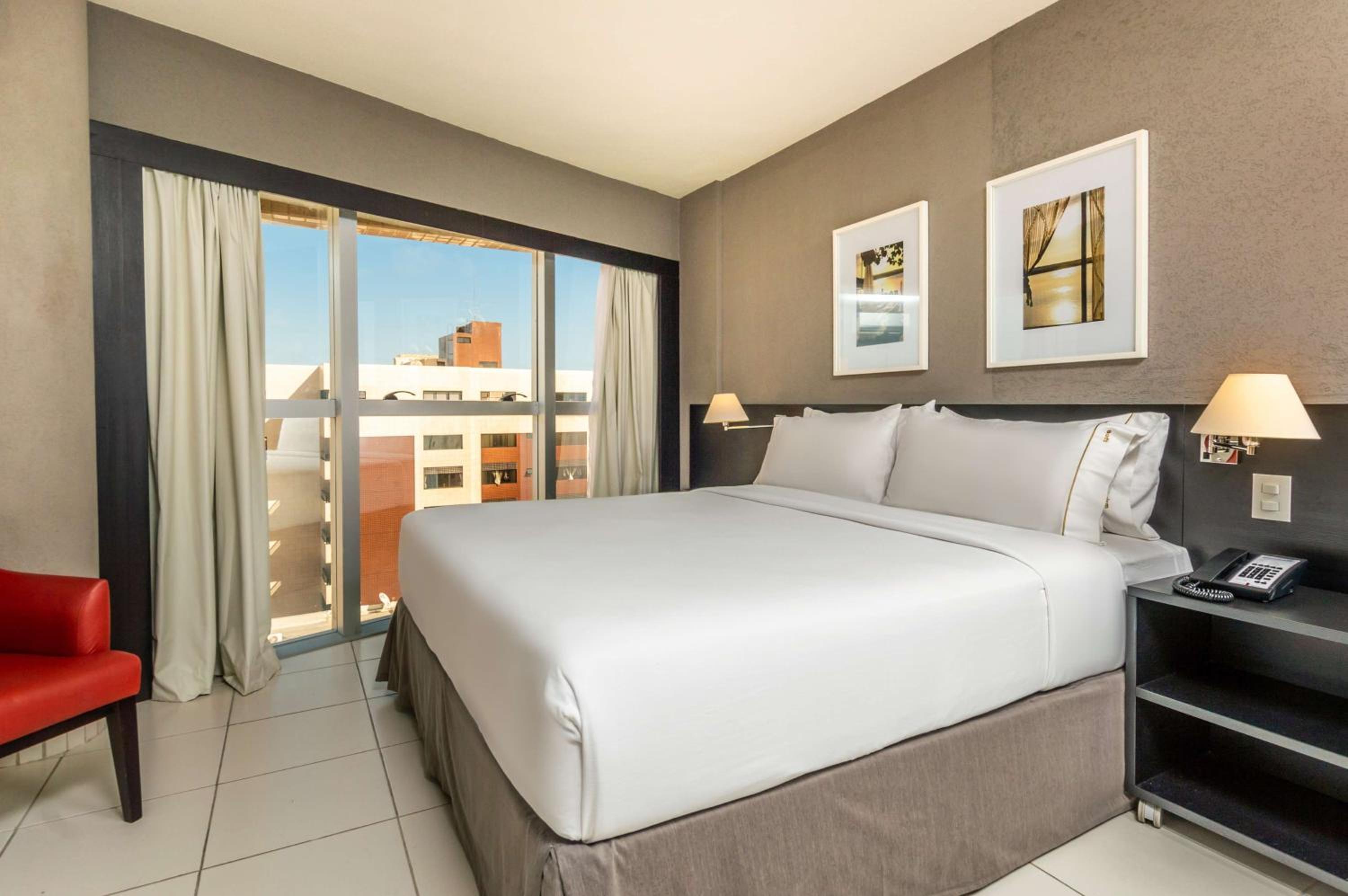 ROOM, KING BED, PARTIAL OCEAN VIEW, CORNER