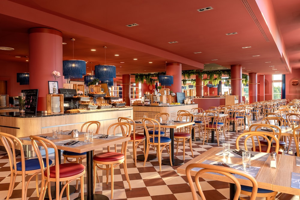 Grand Magic Hotel (ex Magic Circus) 63/86