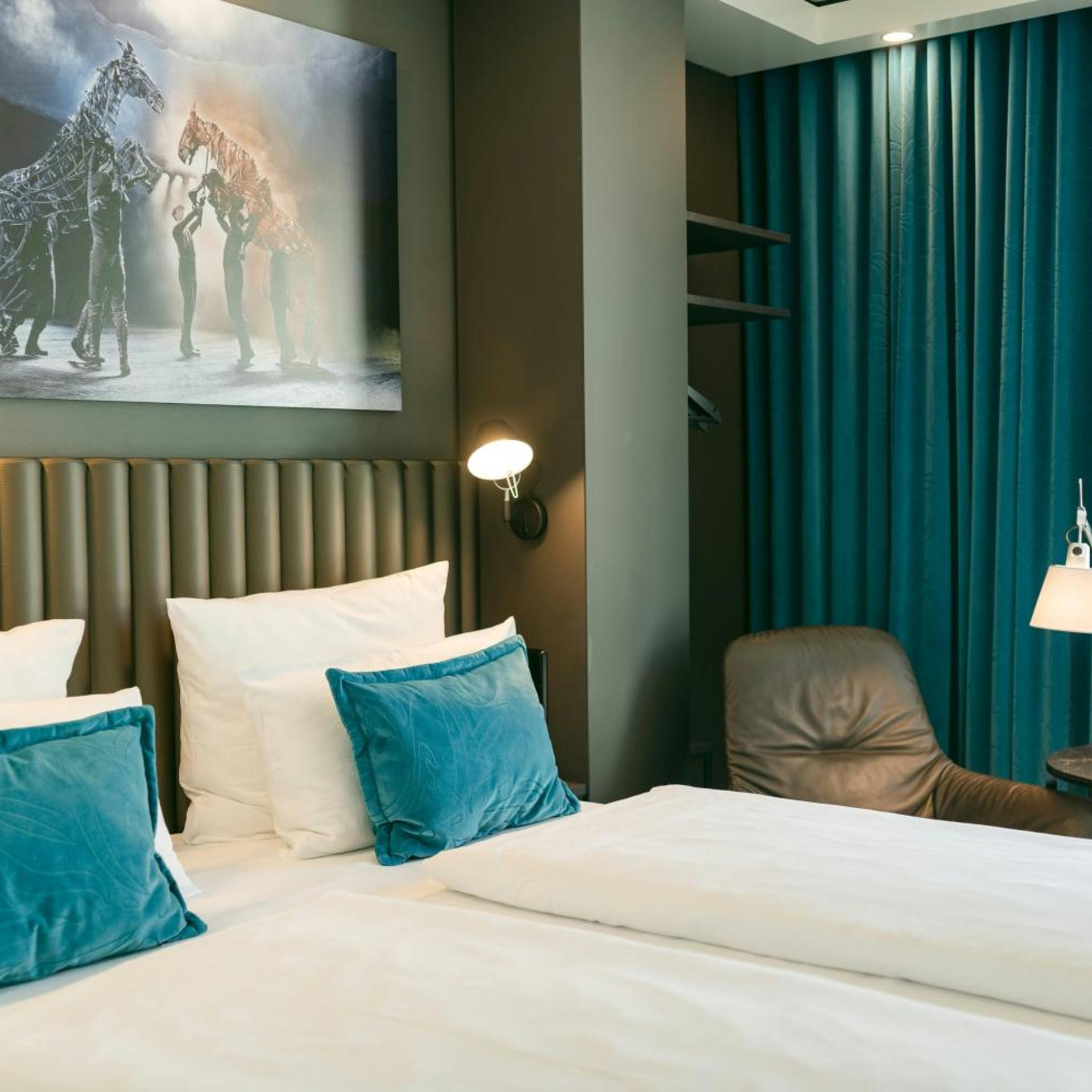 غرفة قياسية بسرير مزدوج بإطلالة، Hotel Motel One Berlin Ku Damm 3/5