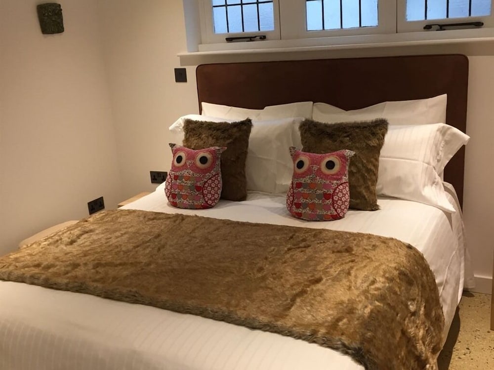 8 Owls B and B 23/49