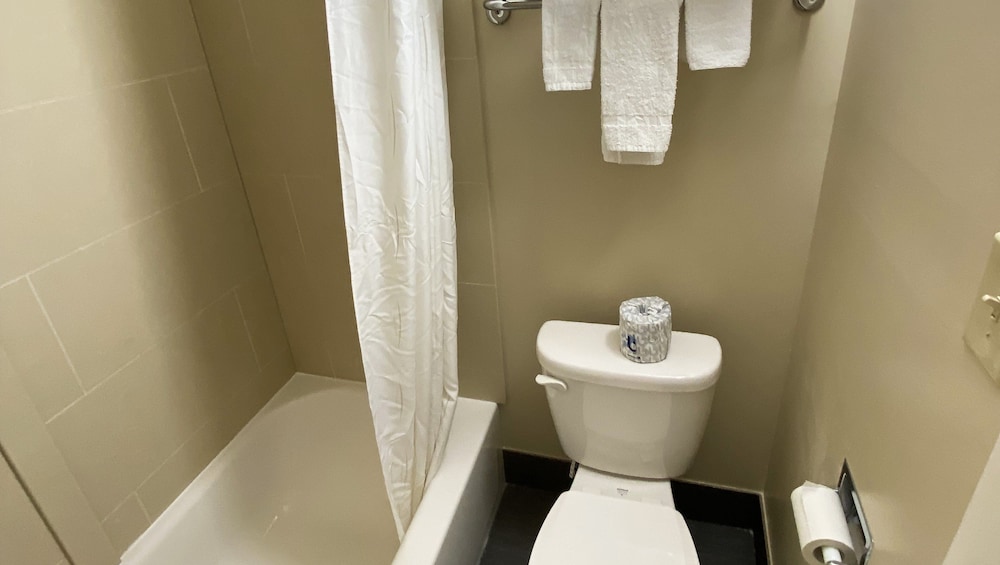 EXPRESS INN NEWPORT NEWS 56/59