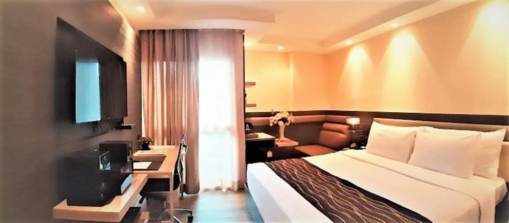 DELUXE, KING BED