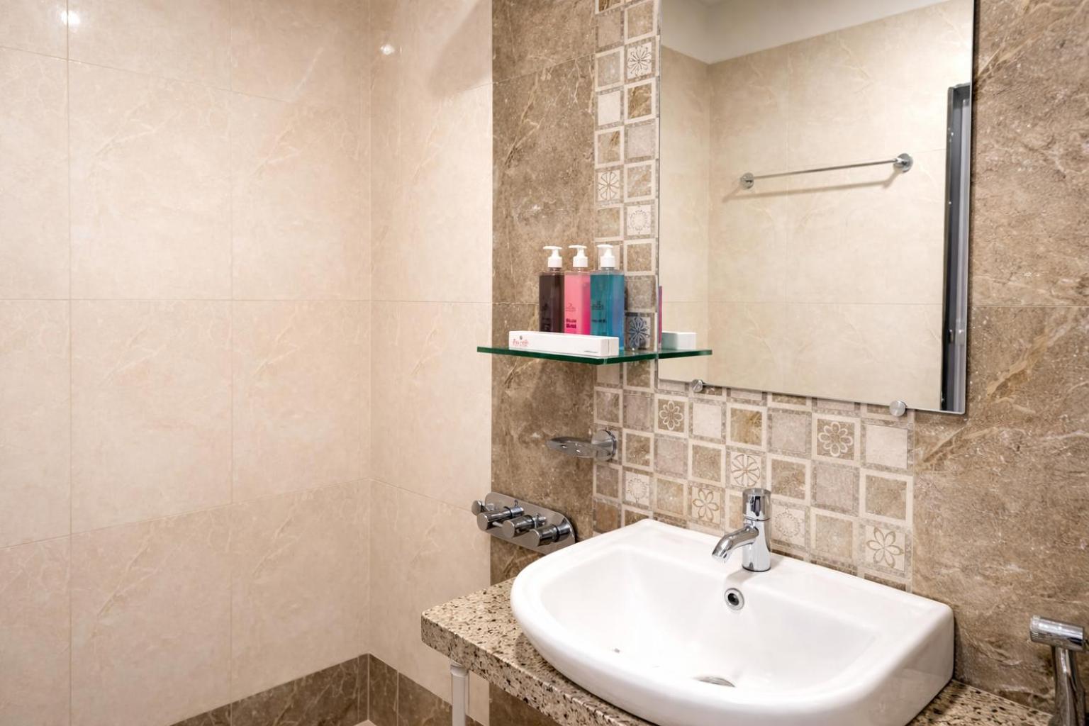Oyo 4445 Hotel Saishri 62/63