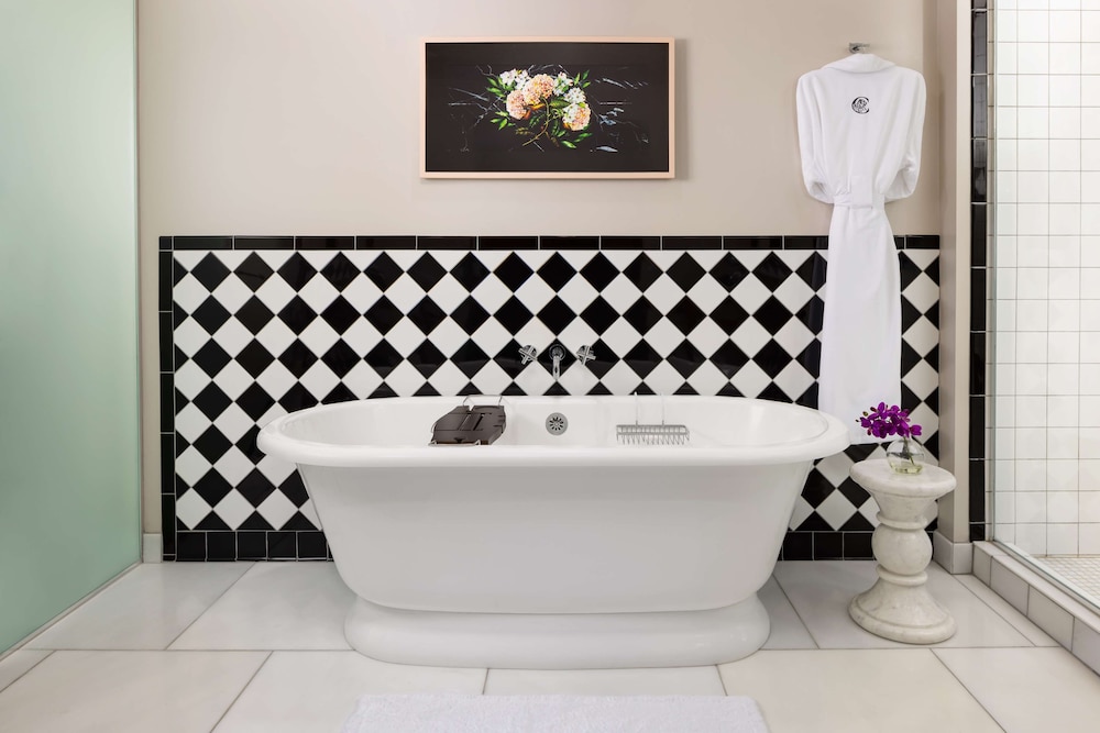 The Candler Hotel Atlanta Curio Collection by Hilton 26/55