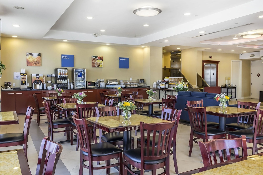 Comfort Inn & Suites LaGuardia Airport 49/64