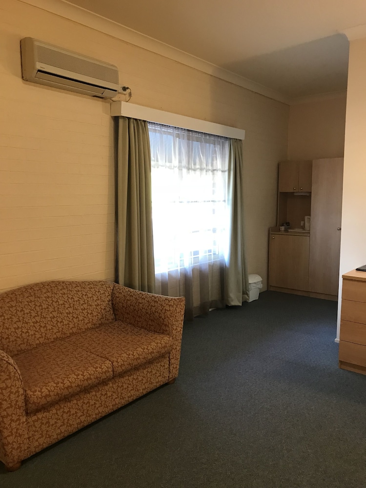 Country Gardens Motor Inn 24/33