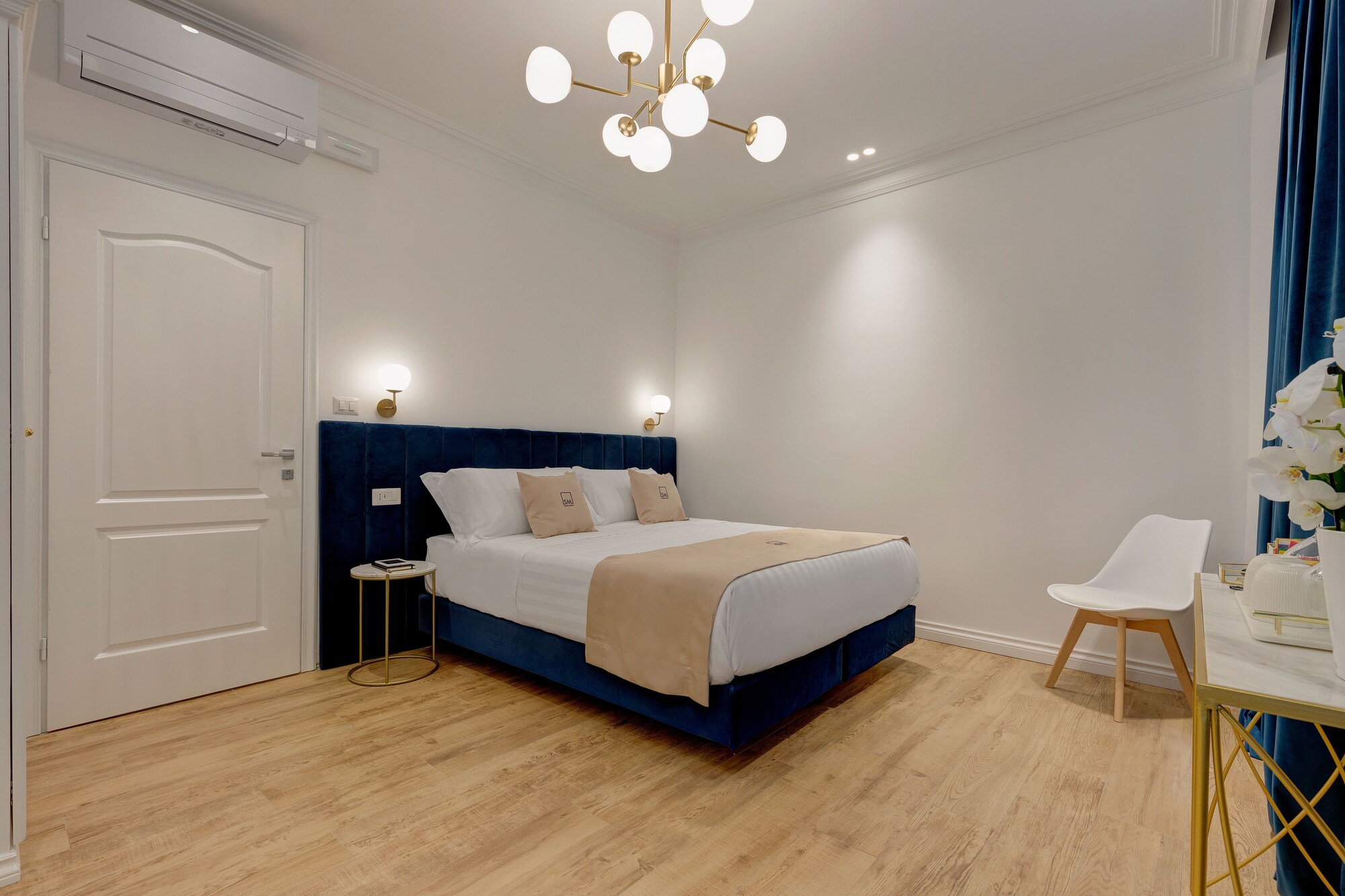 DELUXE, DOUBLE OR TWIN BED