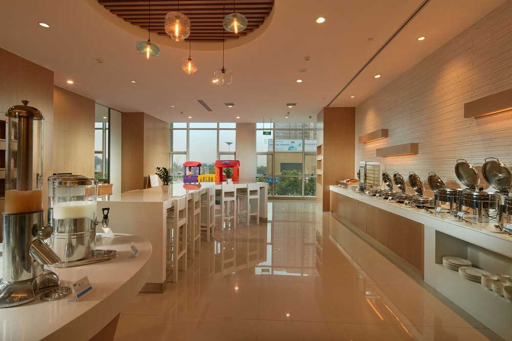 HOLIDAY INN EXPRESS LUOYANG YICHUAN 44/56