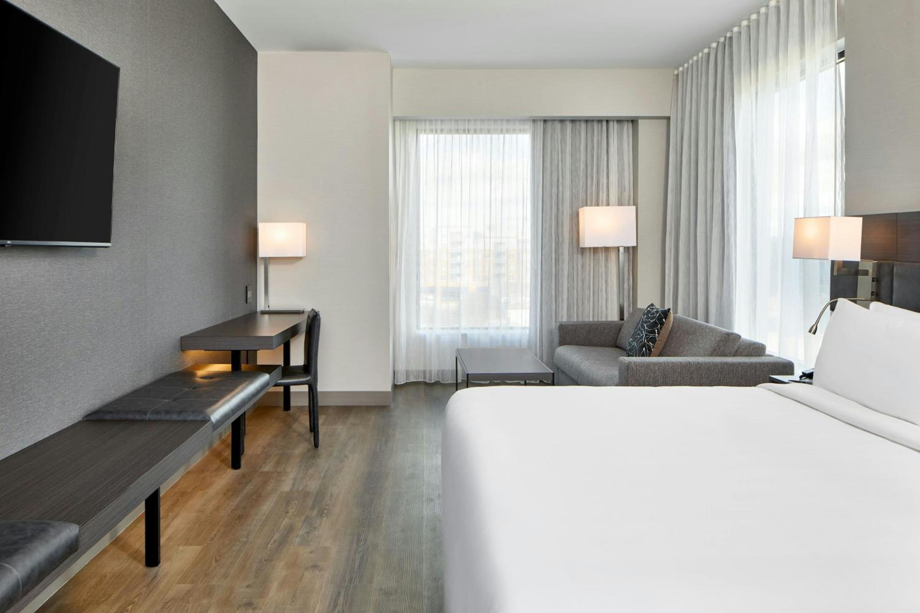 Room, King Bed, Campus View, Accessible