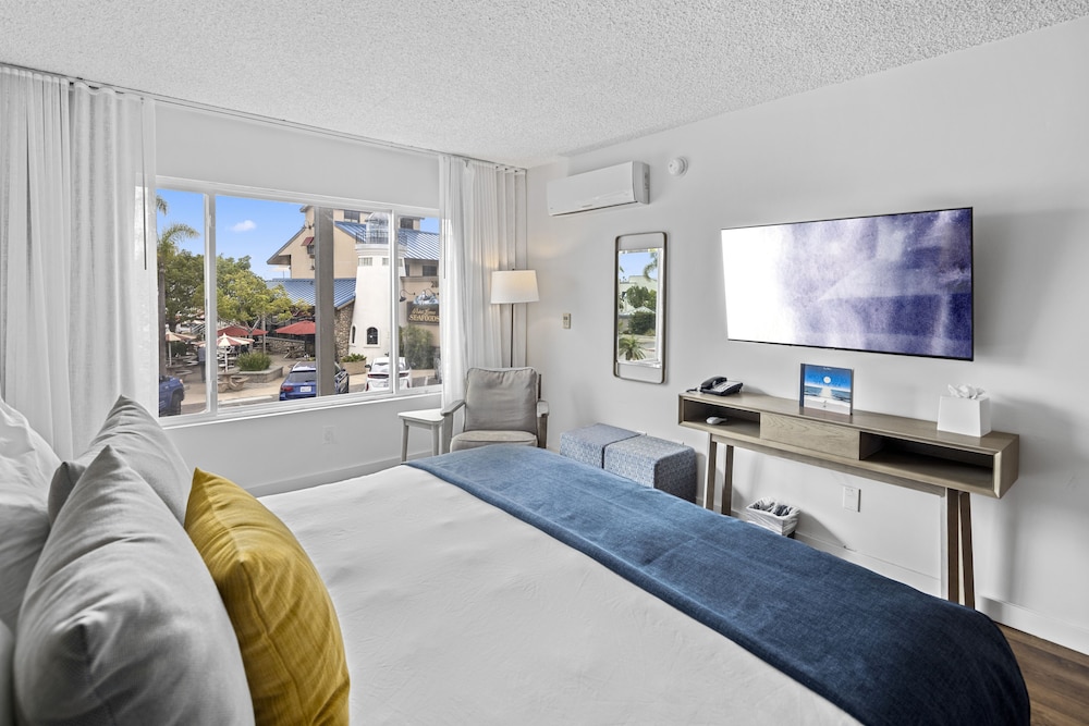 Deluxe, King Bed, Harbour View, Pool Side