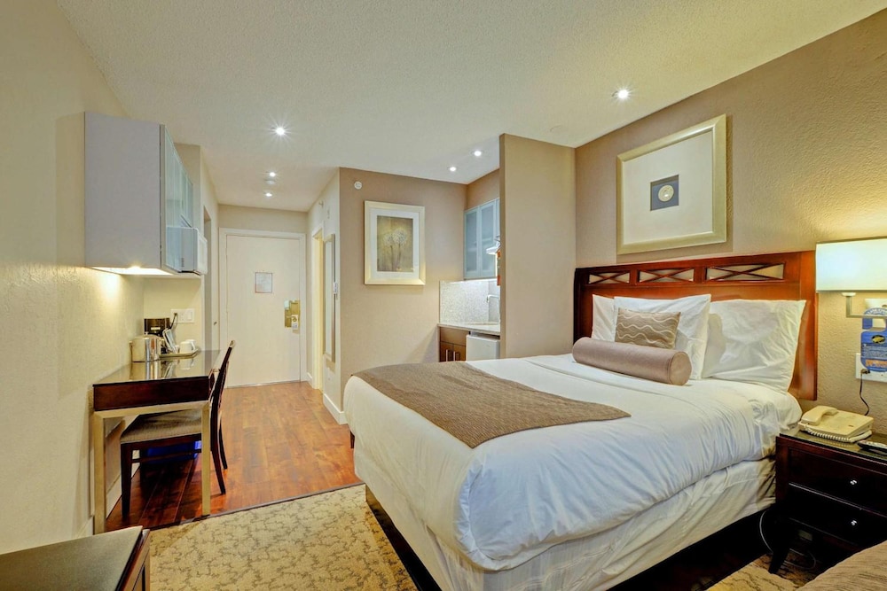 Red Lion Inn & Suites 27/69