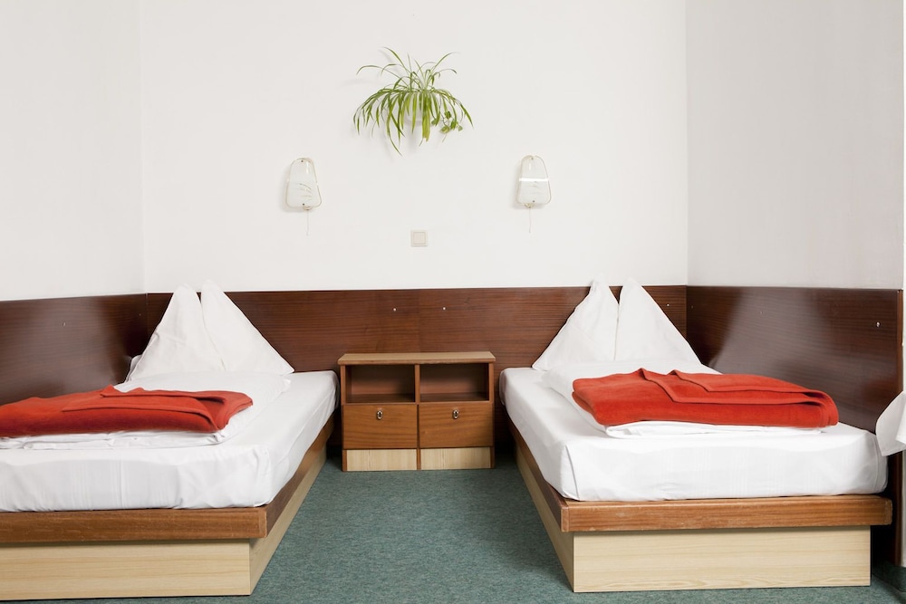 2 BEDROOMS, STUDIO
