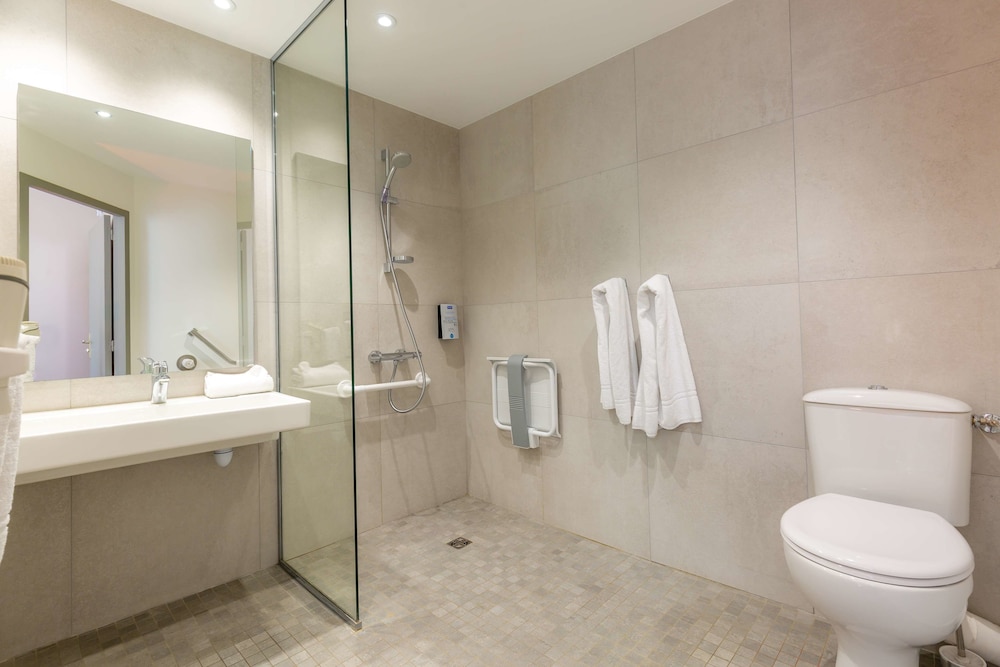 Hotel Kyriad Avignon Palais des Papes 68/73