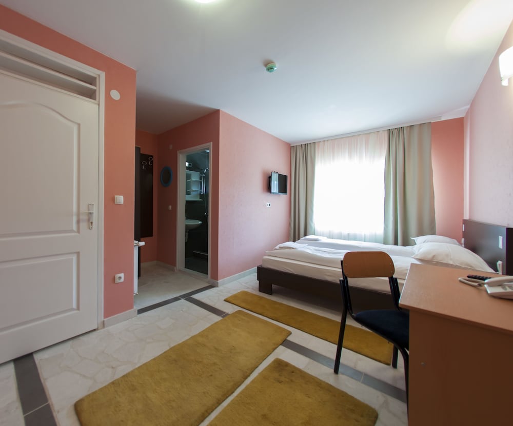 ROOM, QUADRUPLE