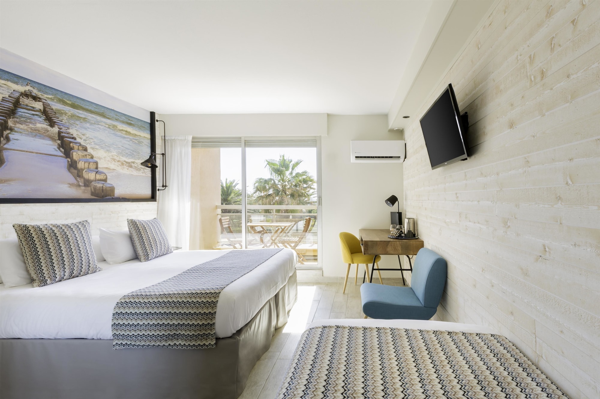Standard, 1 King and 1 Single Beds, Sea View