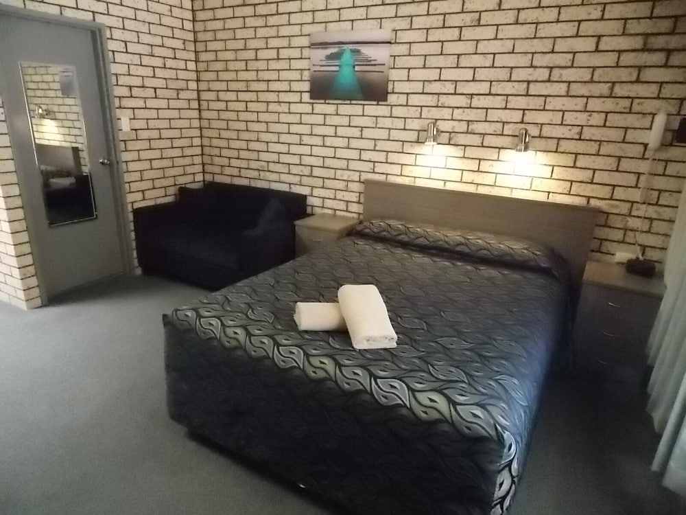 COWRA CREST MOTEL 24/50