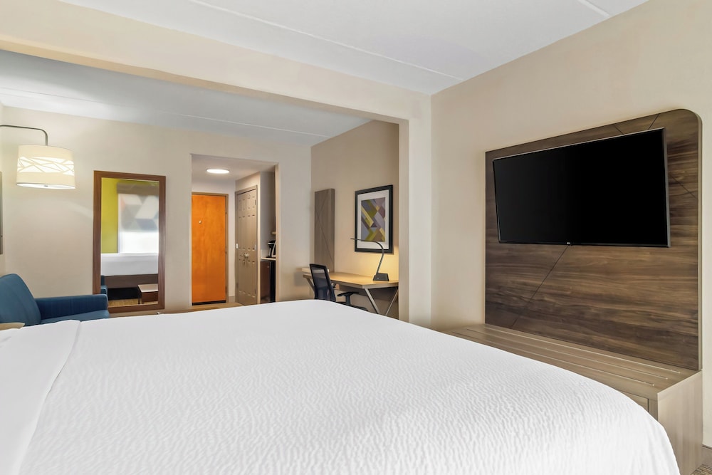 Holiday Inn Express & Suites Jacksonville SE- Med Ctr Area 16/55