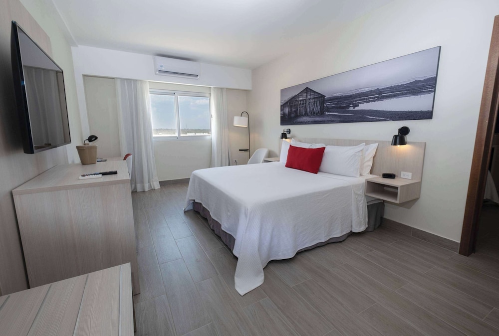 Super 8 by Wyndham Manzanillo 17/50