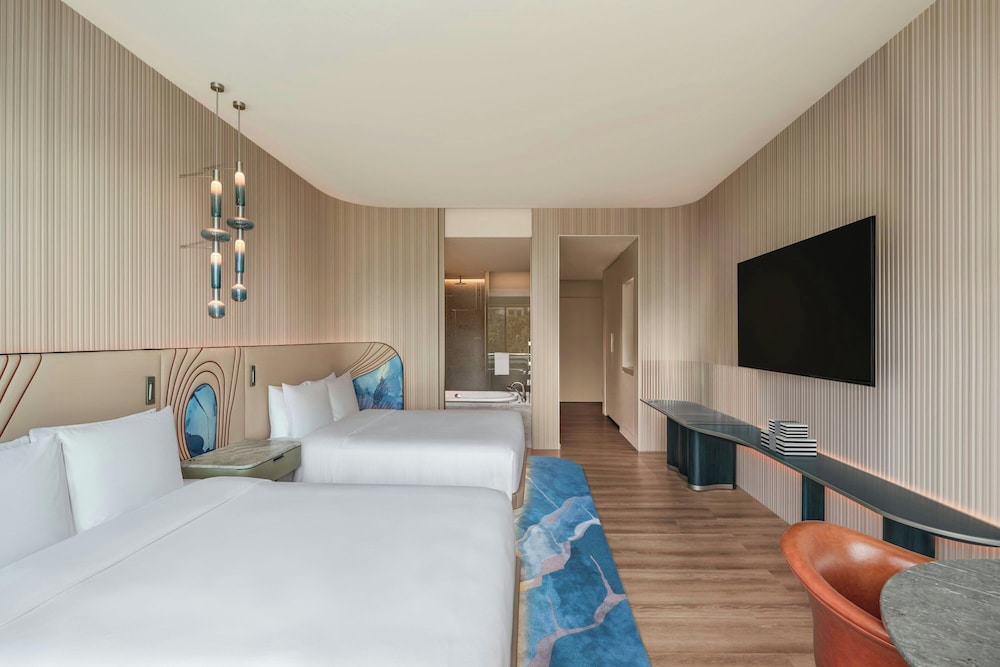Deluxe, 2 Queen Beds, Island View