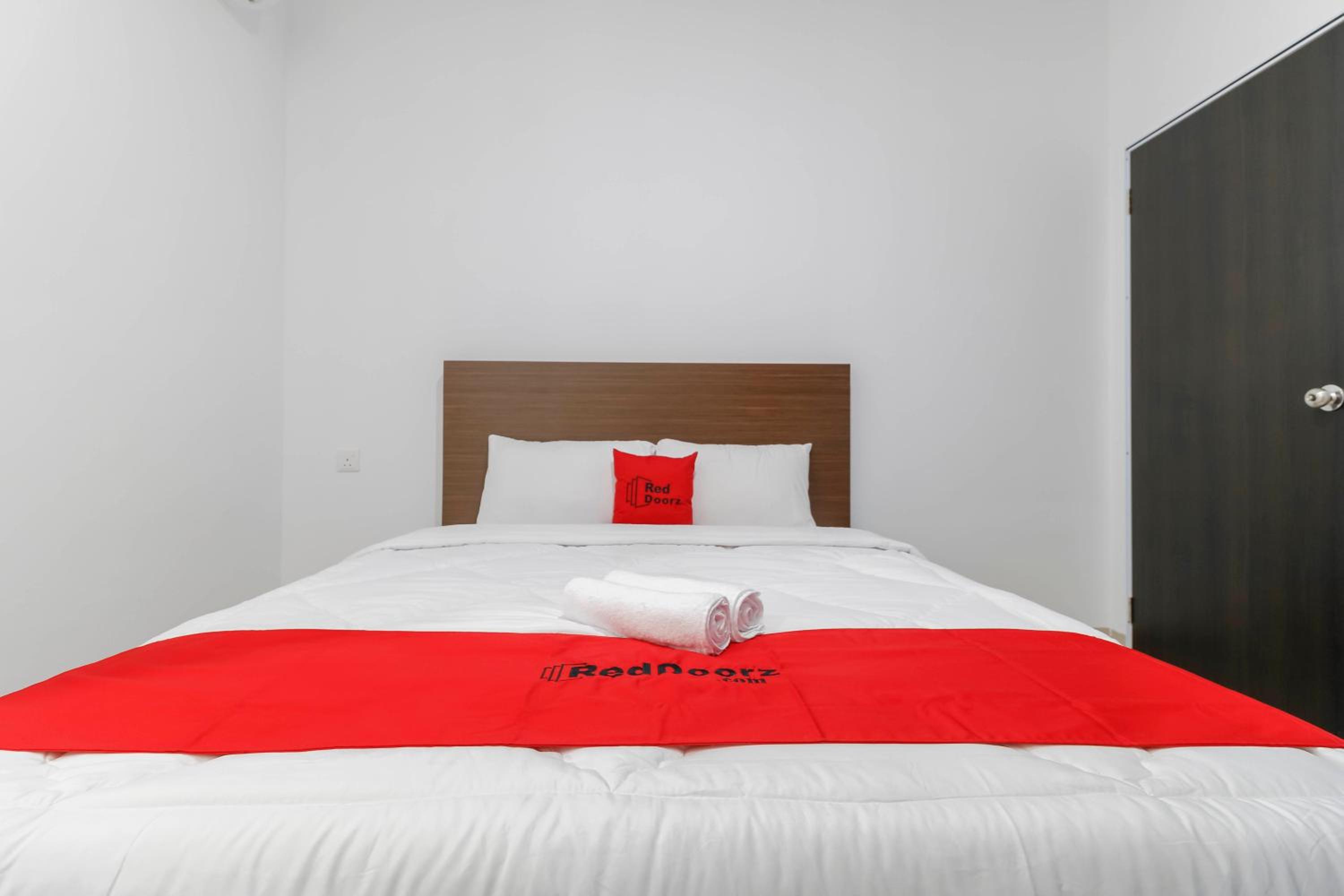 RedDoorz Plus near Kepri Mall 15/44