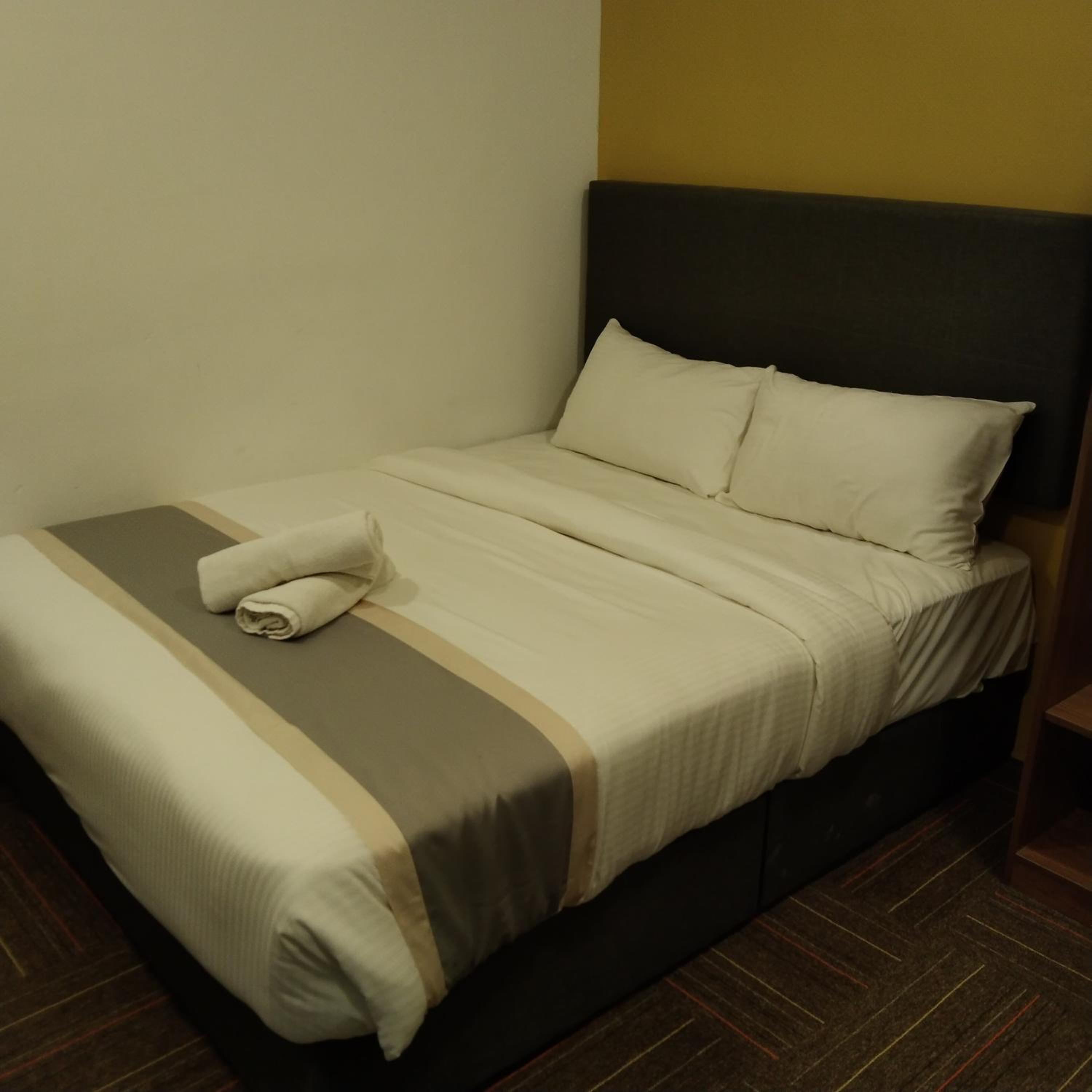 Standard, Queen Bed, No Window
