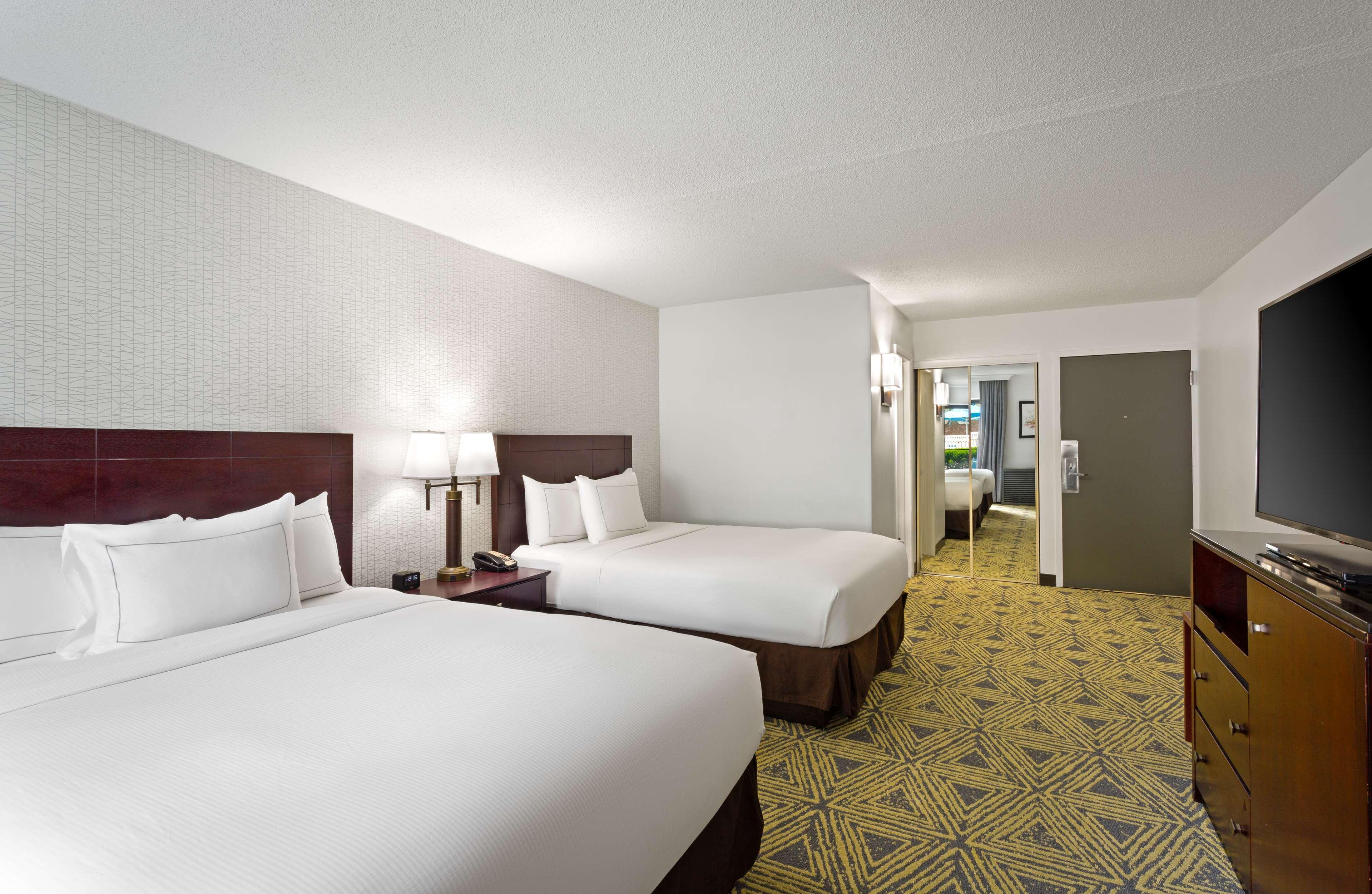 Room, 2 Queen Beds, Pool Side, Patio