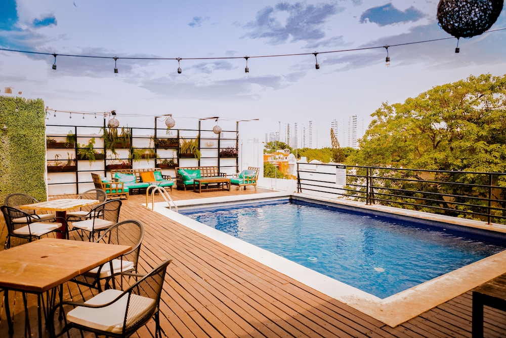 Nomads Hotel Hostel And Bar 48/55