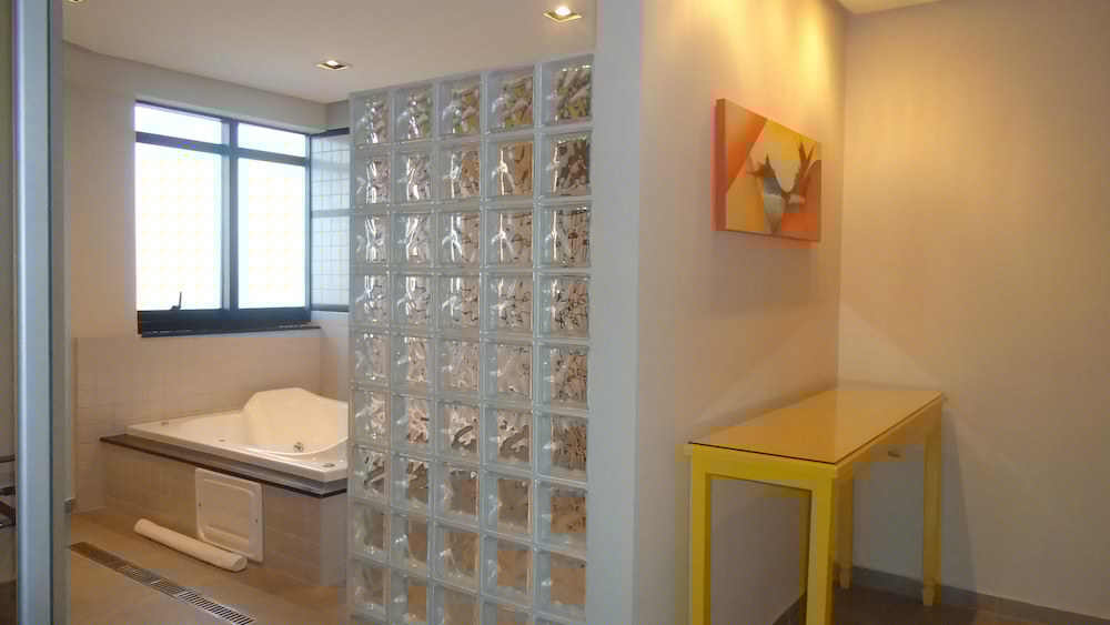 Mondrian Suite Hotel 52/82