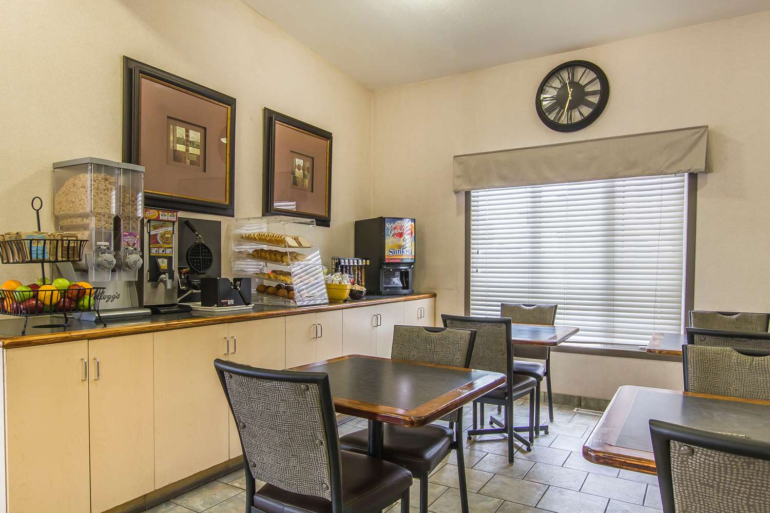 Econo Lodge Inn and Suites Lethbridge - Henderson Lake 22/29
