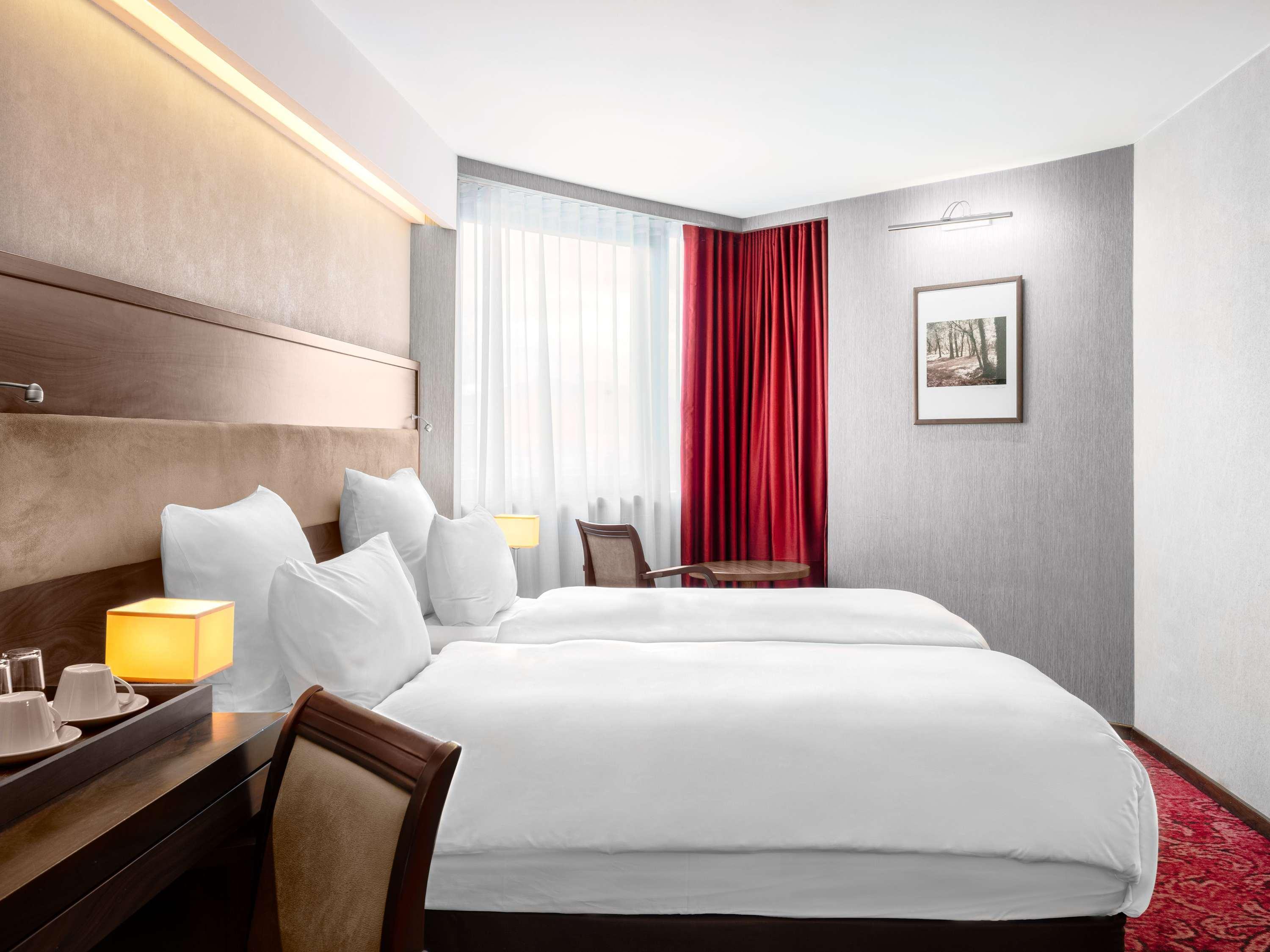DELUXE, DOUBLE OR TWIN BED