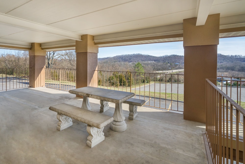 Super 8 by Wyndham Knoxville North/Powell 12/17