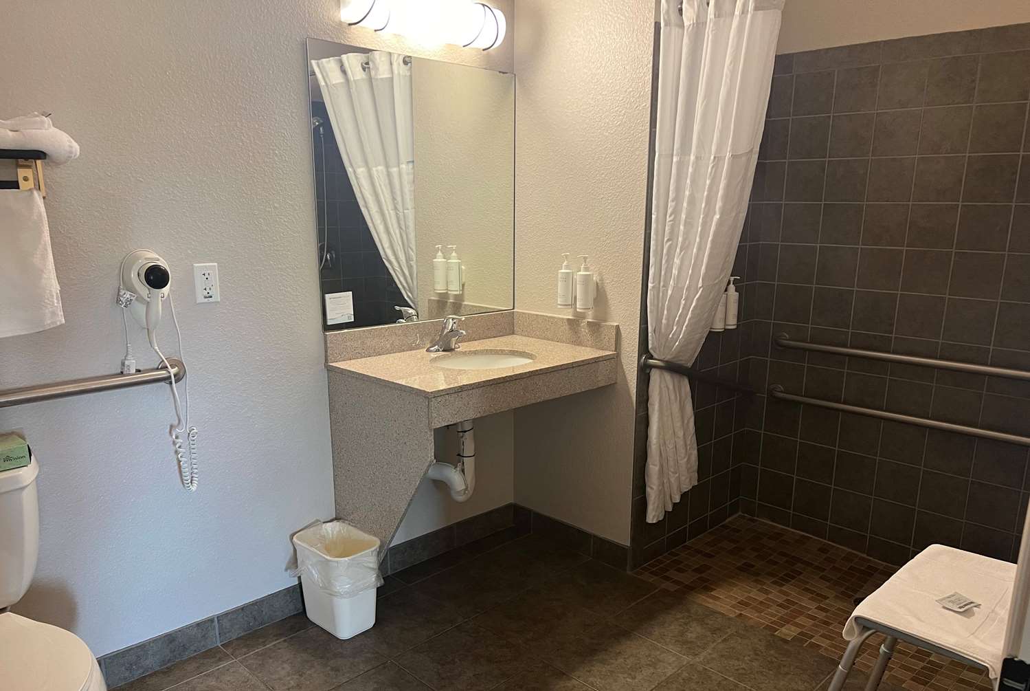 Days Inn & Suites by Wyndham Columbus NE 19/20