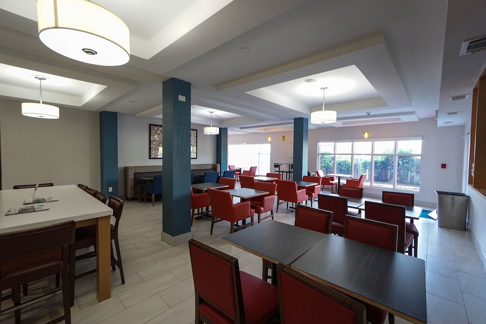 Holiday Inn Express Hotel Suites Savannah Midtown 51/81