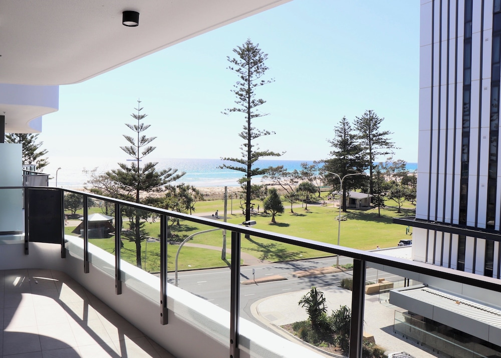 X Kirra Apartment 2/50