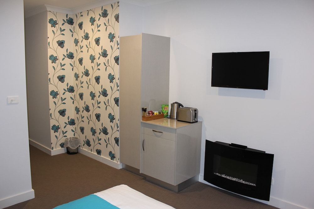 Beach Hotel 39/58