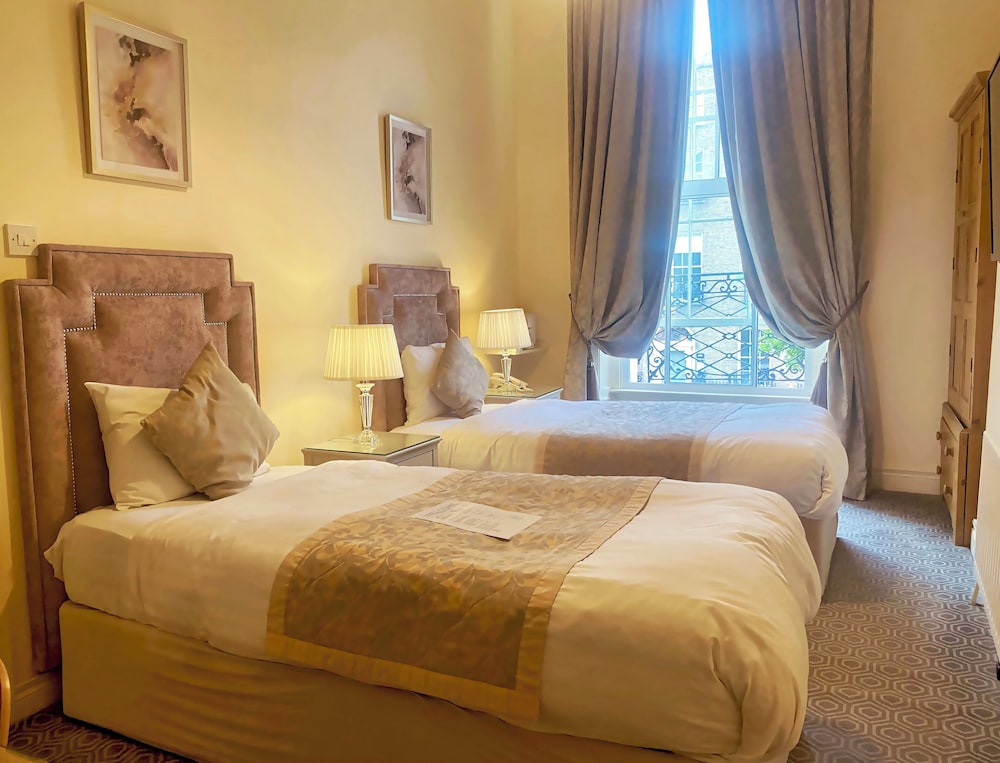 STANDARD, TWIN BEDS, CITY VIEW