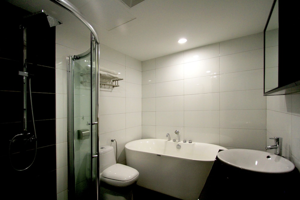 J SUITES HOTEL 47/47
