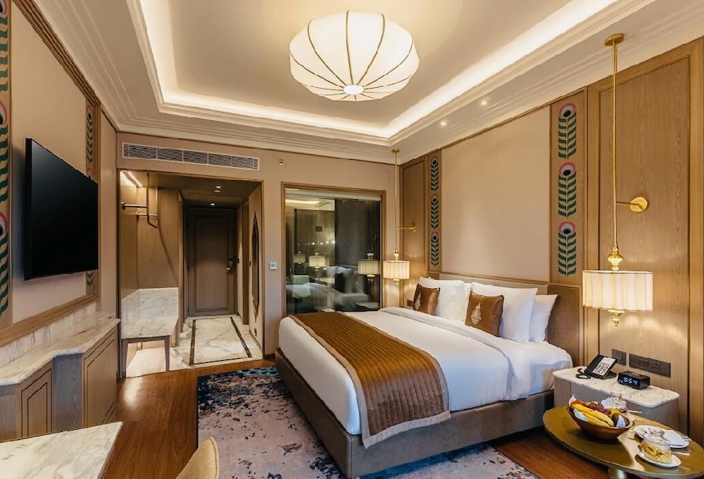 Deluxe, King Bed, Arabian Hills View, Wyndham Grand Udaipur Fateh Sagar Lake 2/10