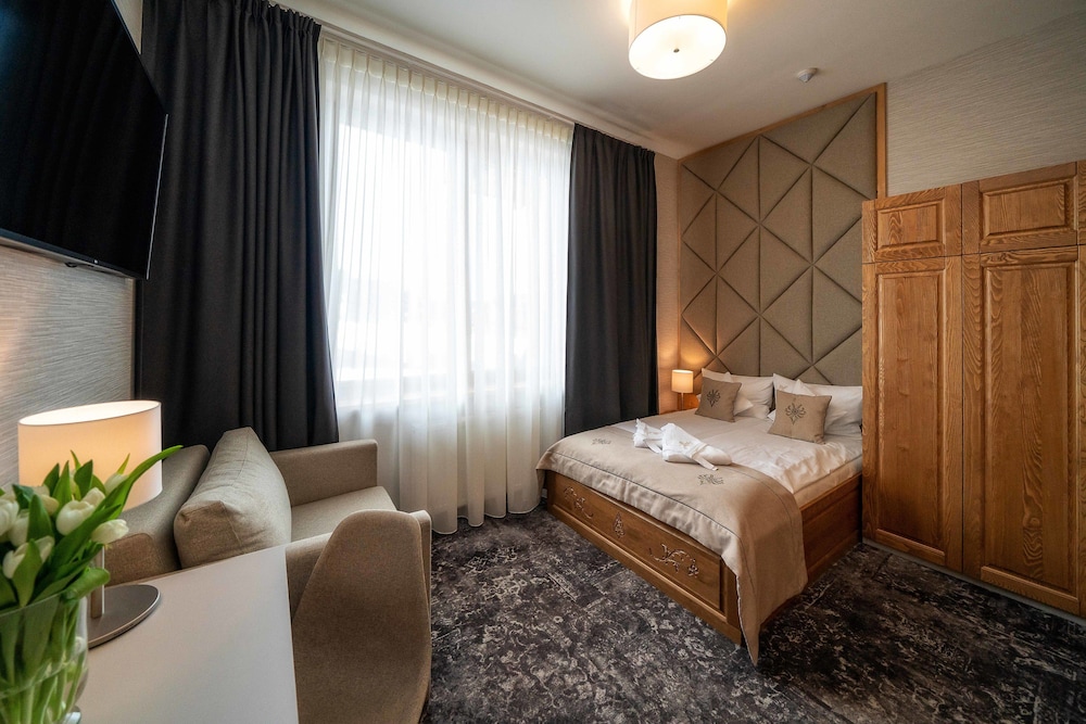 Gold Hotel 13/50
