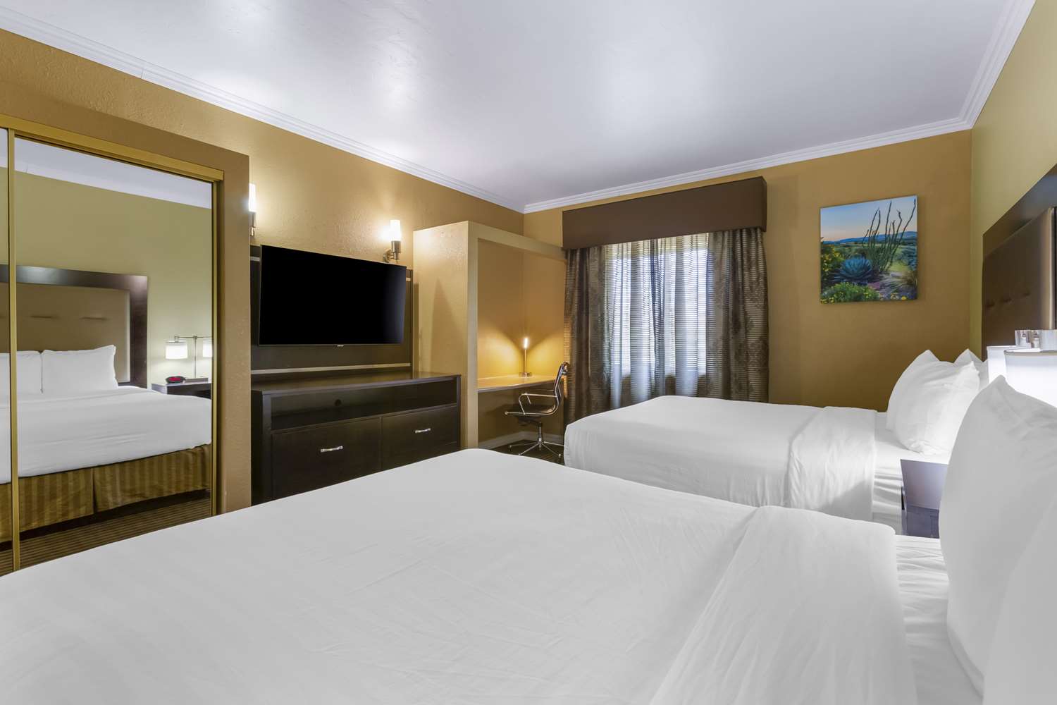 جناح بسريرين كوين مع أريكة بحوض جاكوزي، Royal Sun Inn & Suites 2/4
