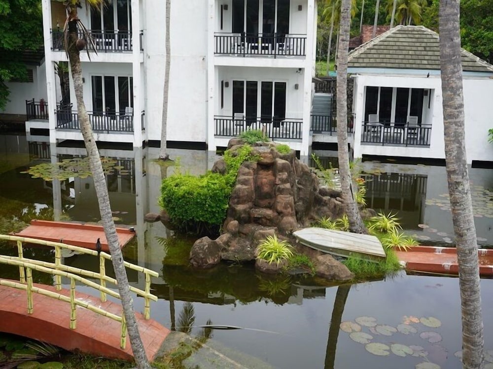 Amaluna Resorts 36/50