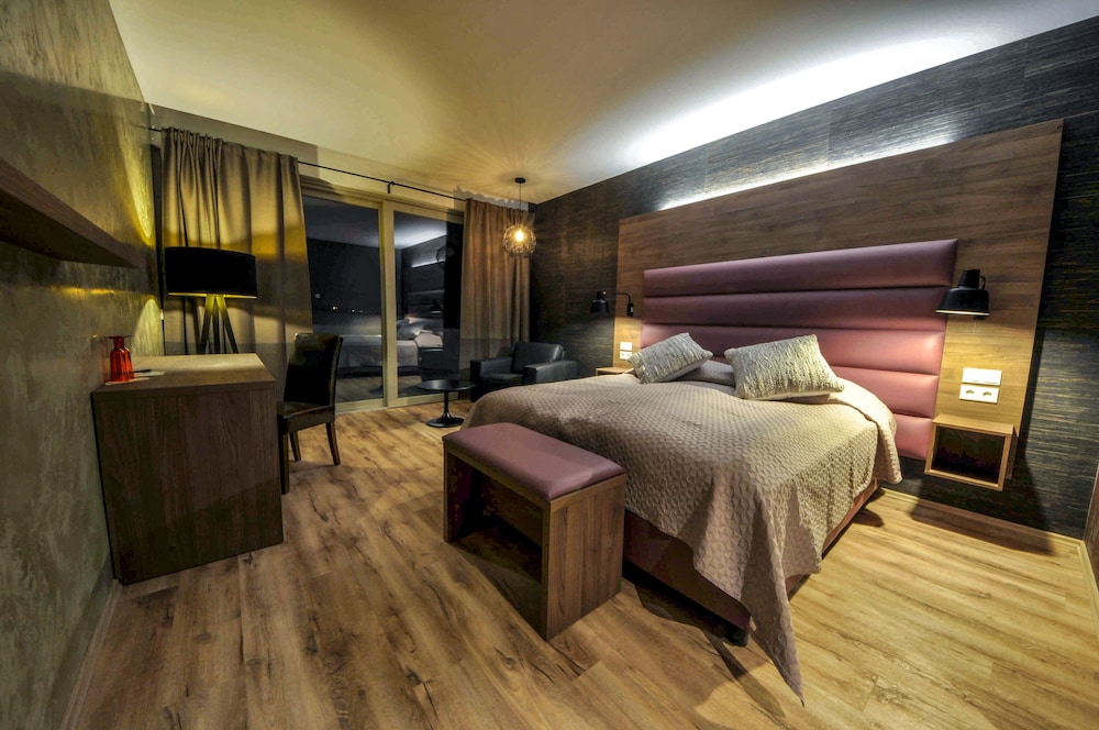 HOTEL KRIUNES 46/83