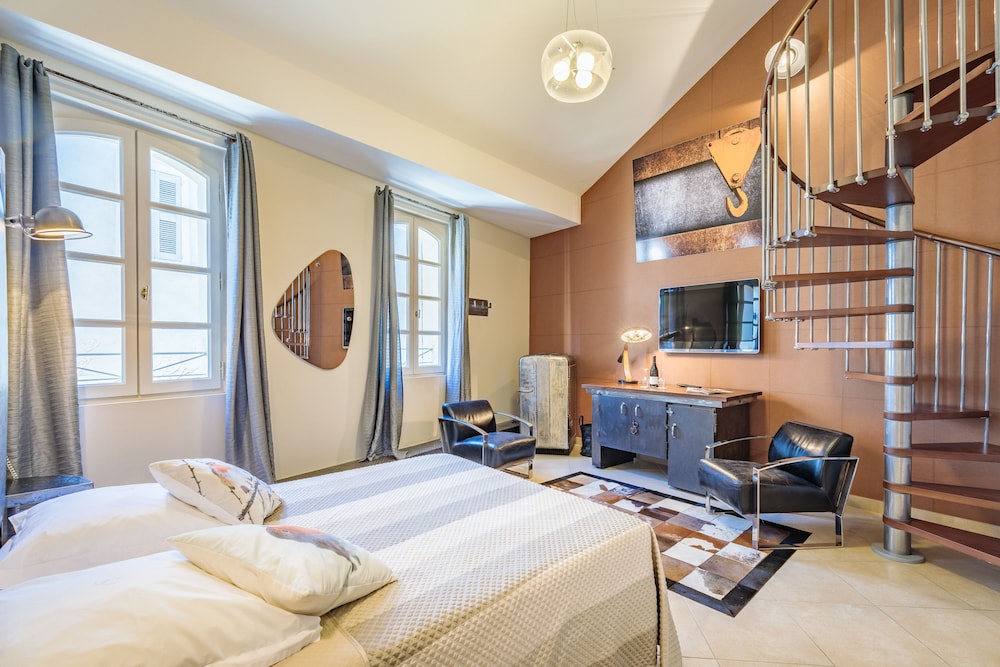 DUPLEX, SUITE, 2 BATHROOMS